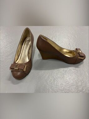New Rampage Brown Wedge Pumps with Gold Bow Accent